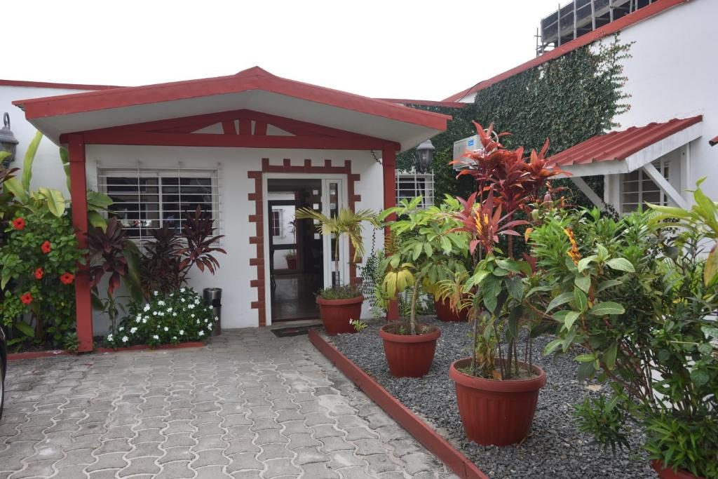 Entrée et façade d'Ophelia Lodge, Port-Gentil