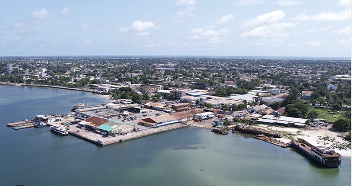 Vue aérienne du môle du port, Port-Gentil